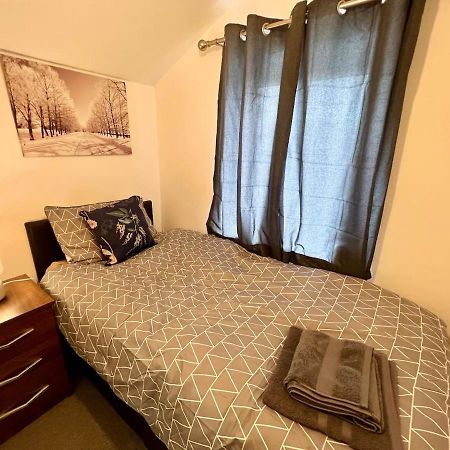 4 Bedroom Terrace House Wellingborough Exteriör bild