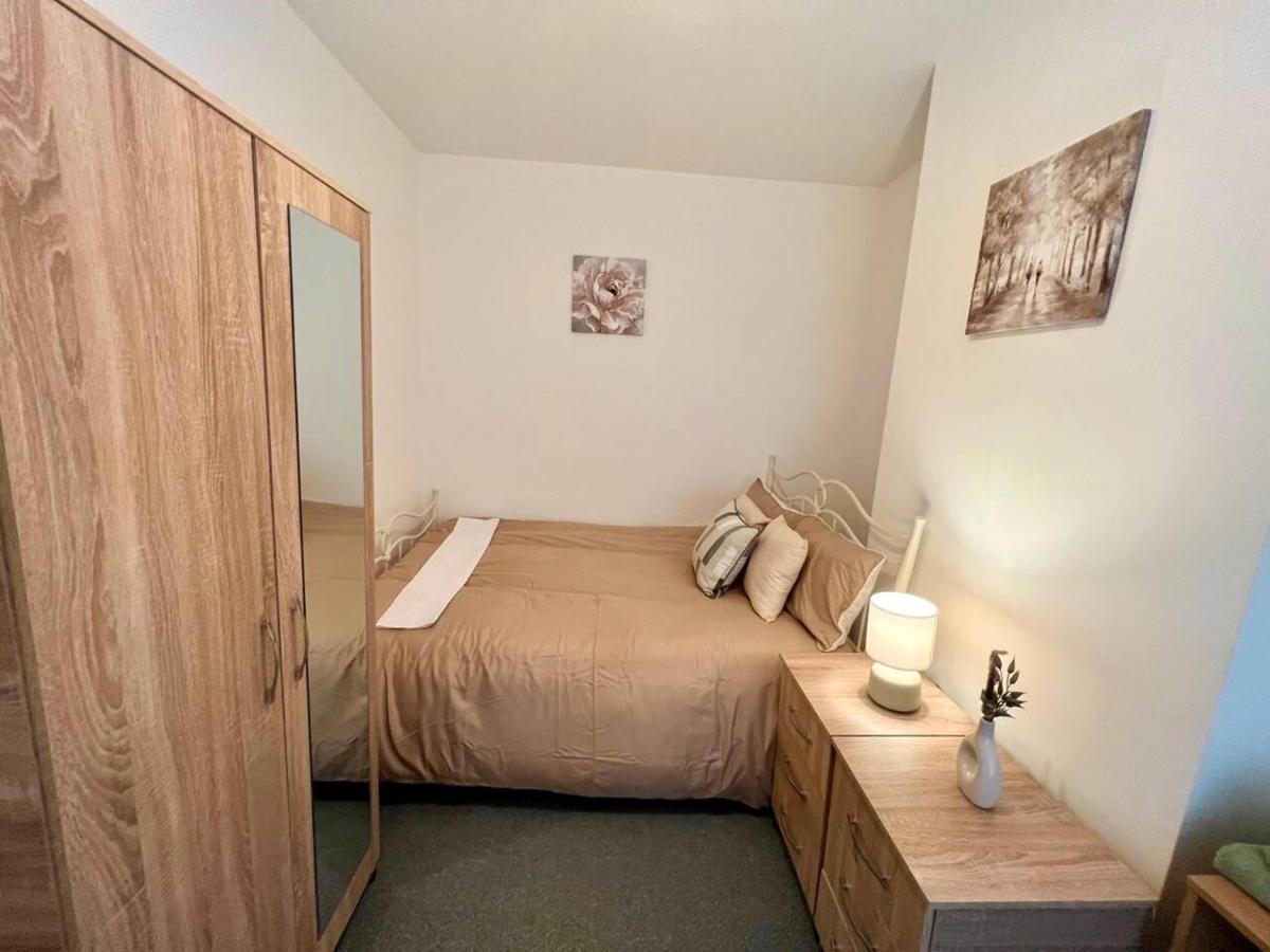 4 Bedroom Terrace House Wellingborough Exteriör bild