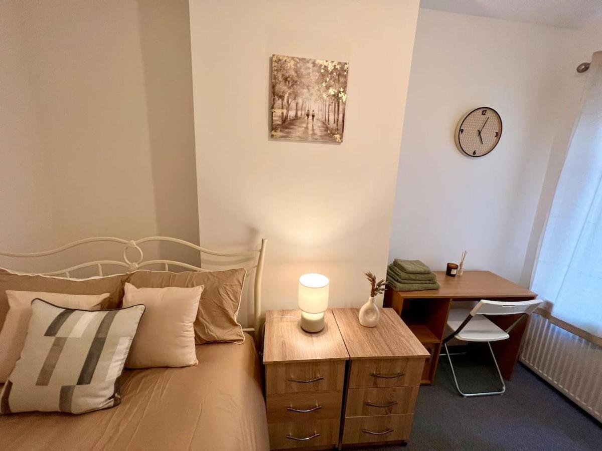 4 Bedroom Terrace House Wellingborough Exteriör bild